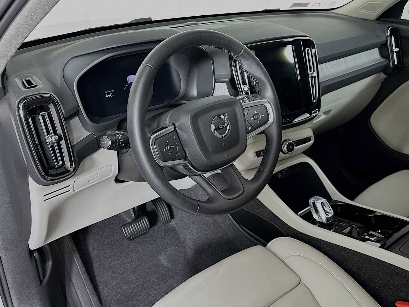 Used 2025 Volvo XC40 B5 Plus w/ Protection Package Premier image 9