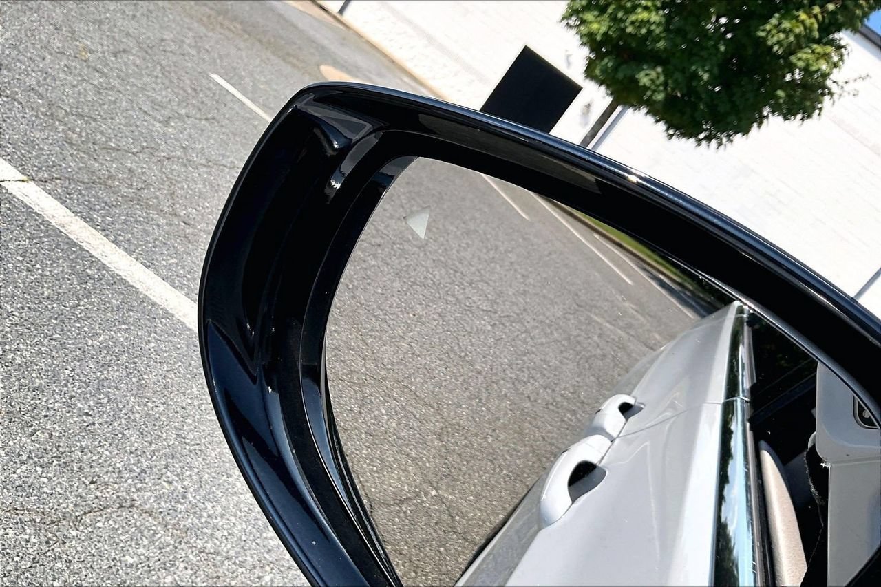 Used 2024 Chrysler Pacifica Touring-L FWD image 27