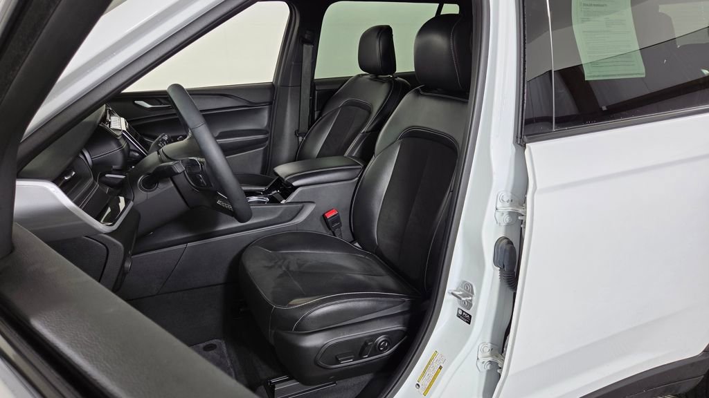 Used 2023 Jeep Grand Cherokee L Laredo image 16