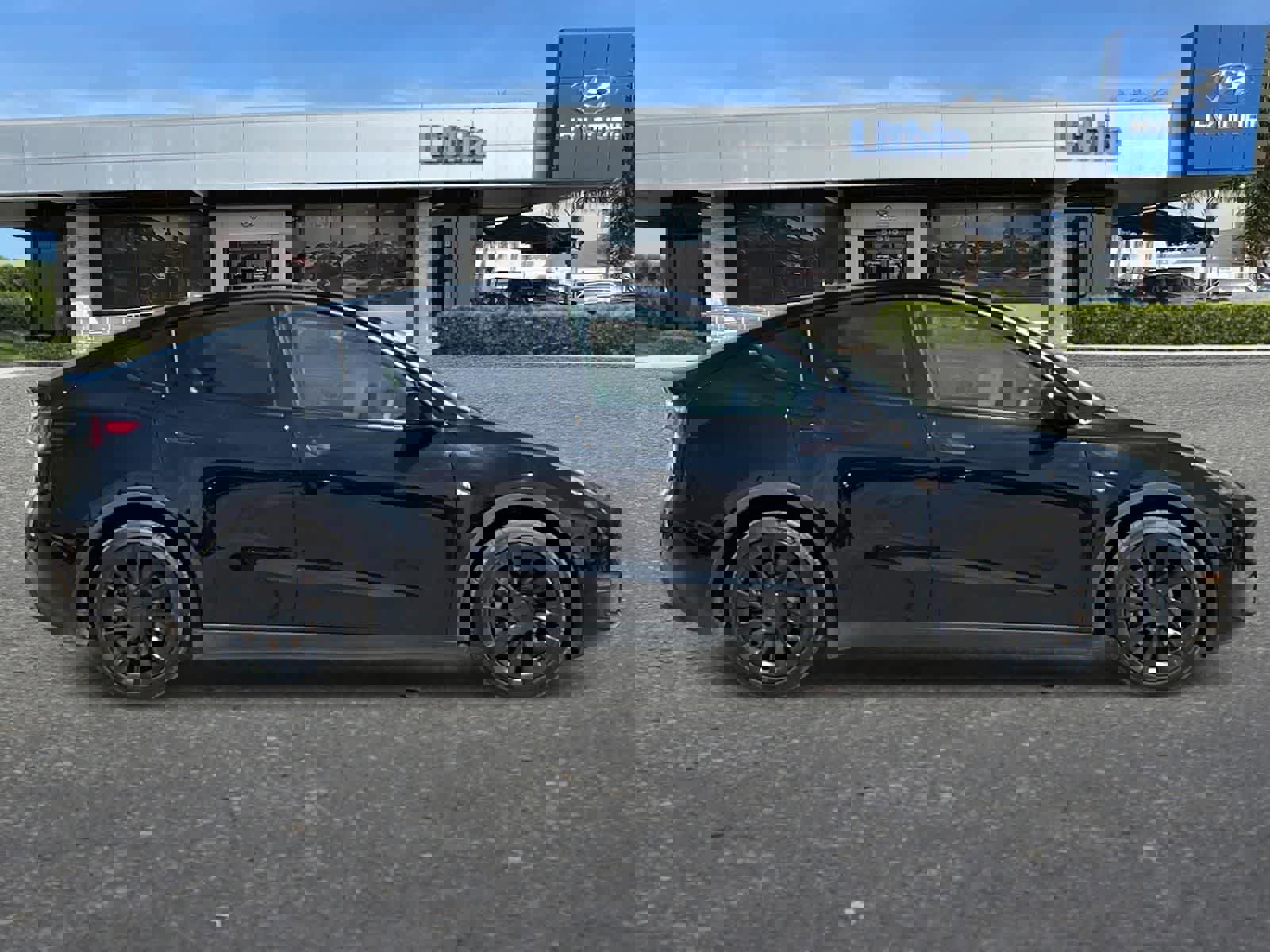 Used 2021 Tesla Model Y Long Range image 9