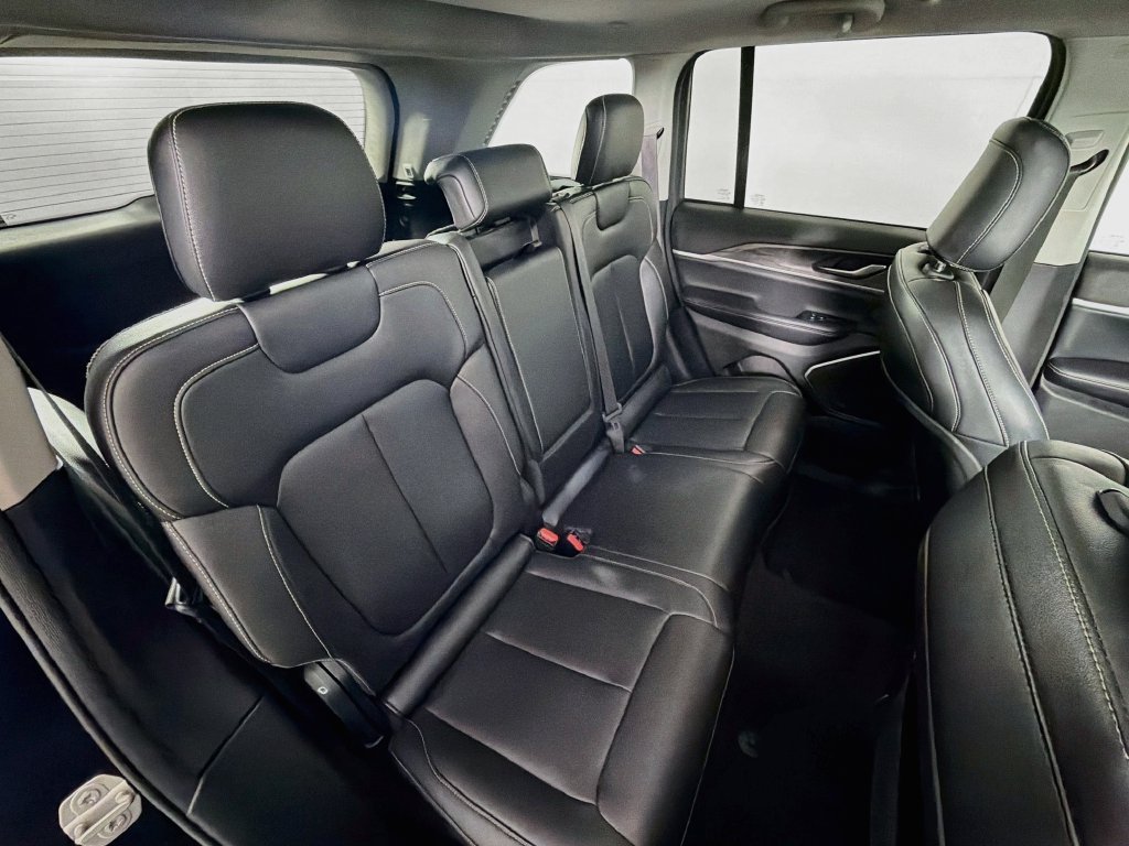 Used 2023 Jeep Grand Cherokee Limited AWD/4WD image 28