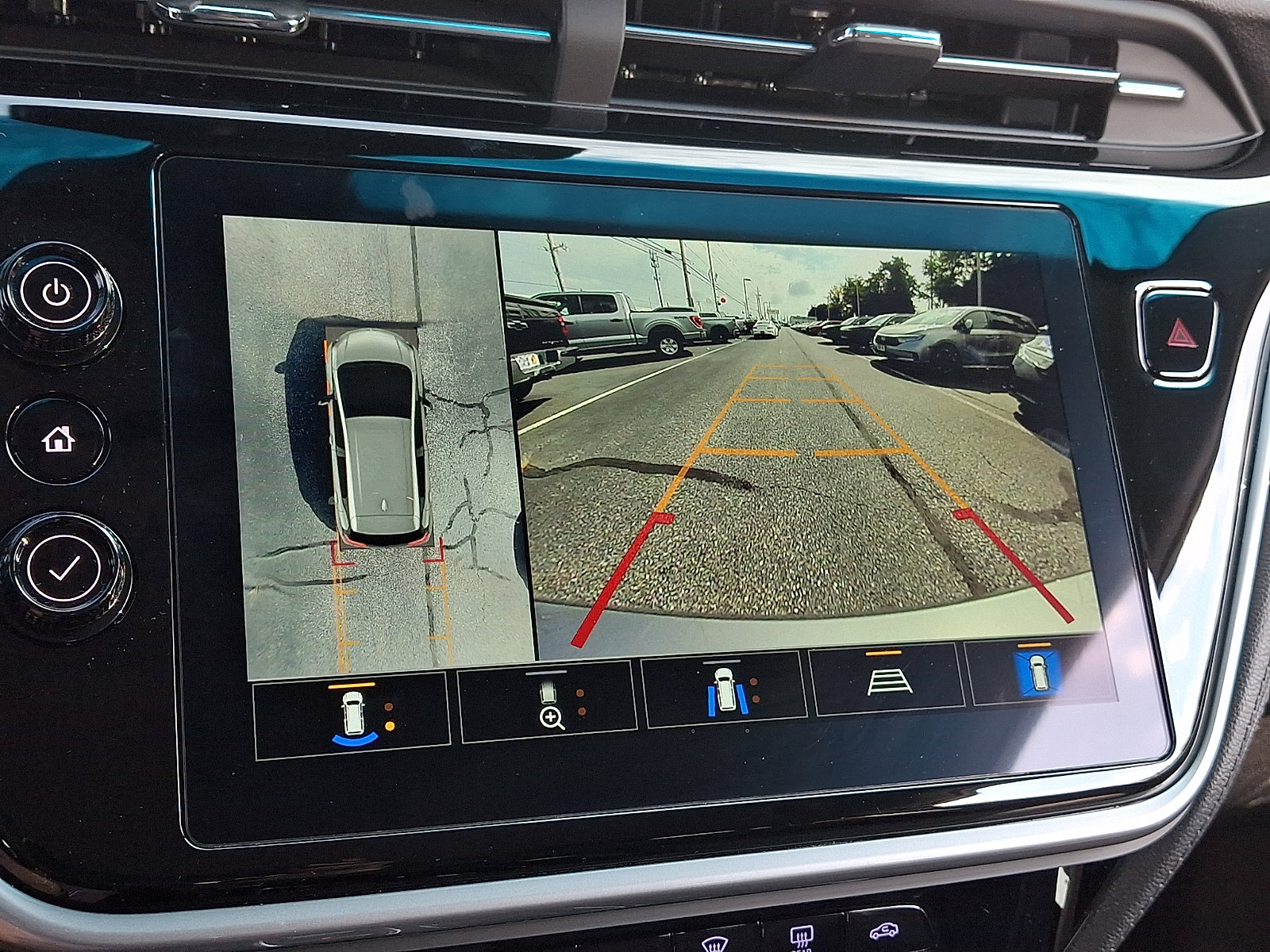 Used 2023 Chevrolet Bolt LT w/ Infotainment Package FWD image 16