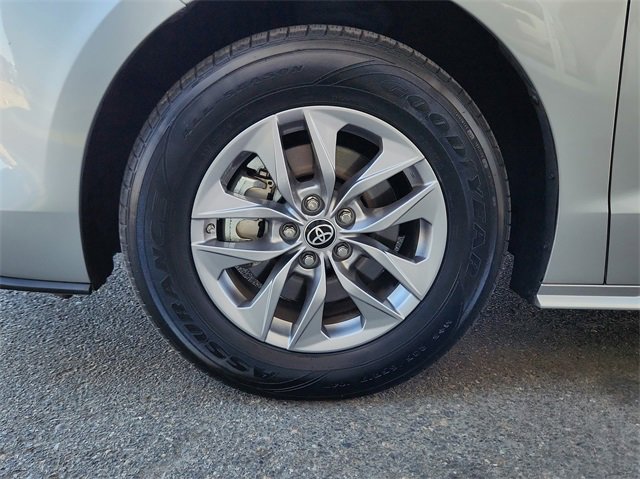 Used 2022 Toyota Sienna XLE image 9