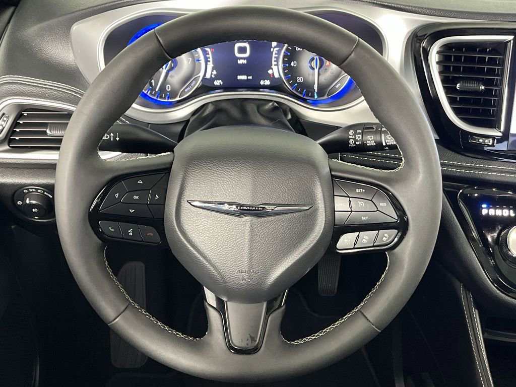 Used 2025 Chrysler Pacifica Limited FWD image 14