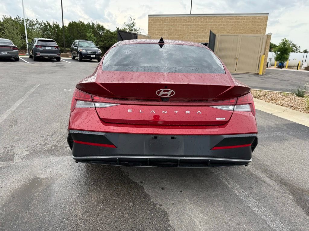 Used 2025 Hyundai Elantra Limited FWD image 5