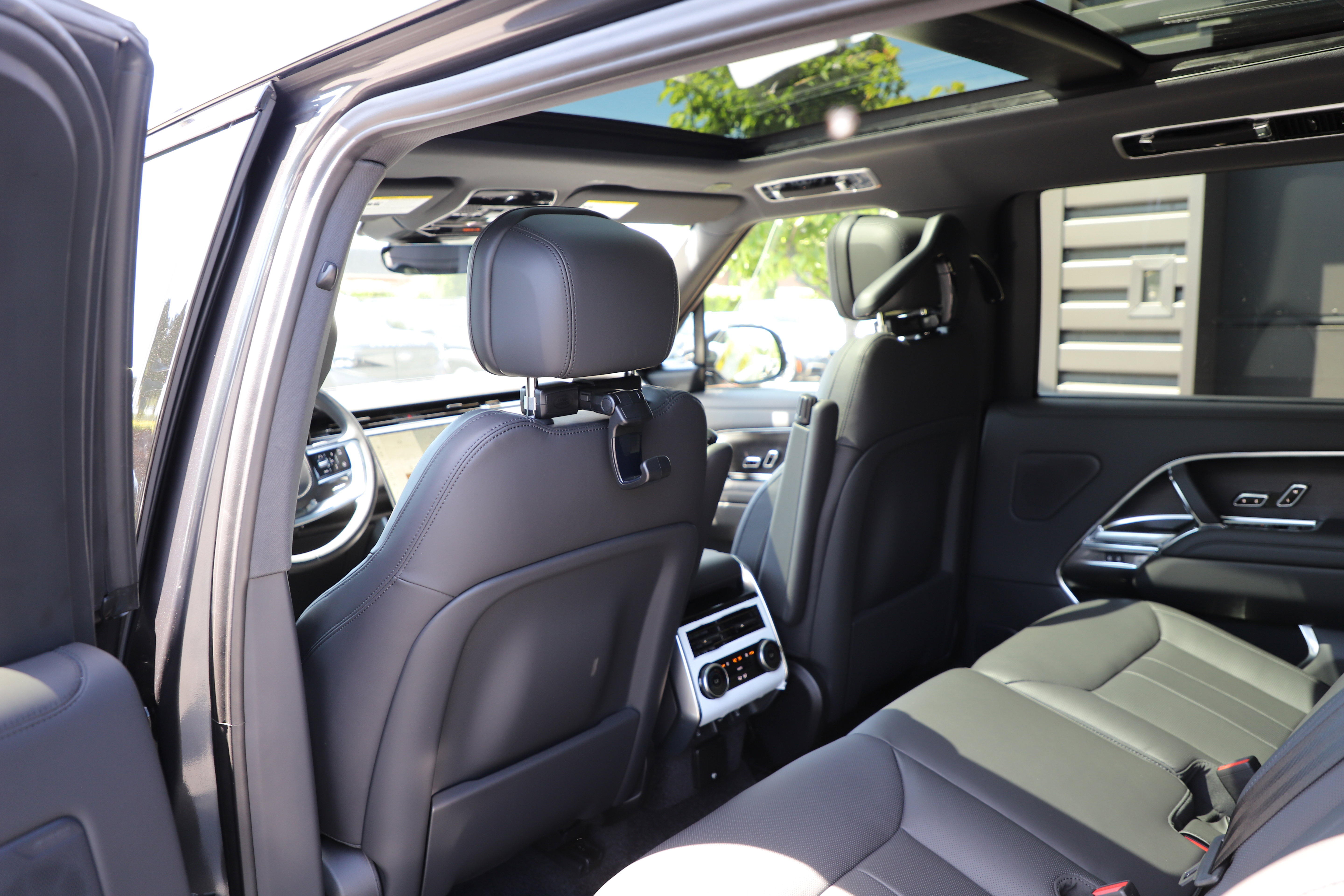 New 2026 Land Rover Range Rover Long Wheelbase SE AWD/4WD image 15