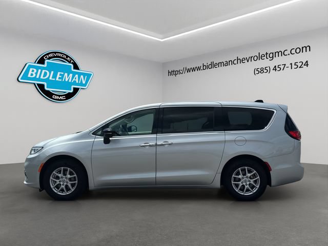 Used 2024 Chrysler Pacifica Touring-L FWD image 4