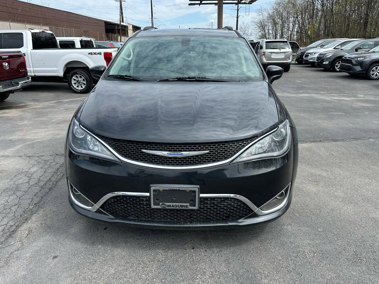 Used 2018 Chrysler Pacifica Touring-L image 2