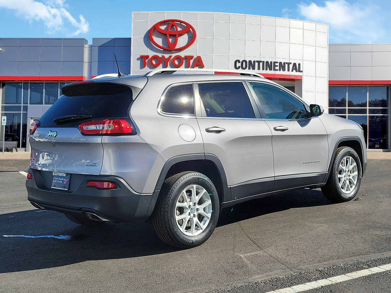 Used 2017 Jeep Cherokee Latitude w/ Cold Weather Group image 5