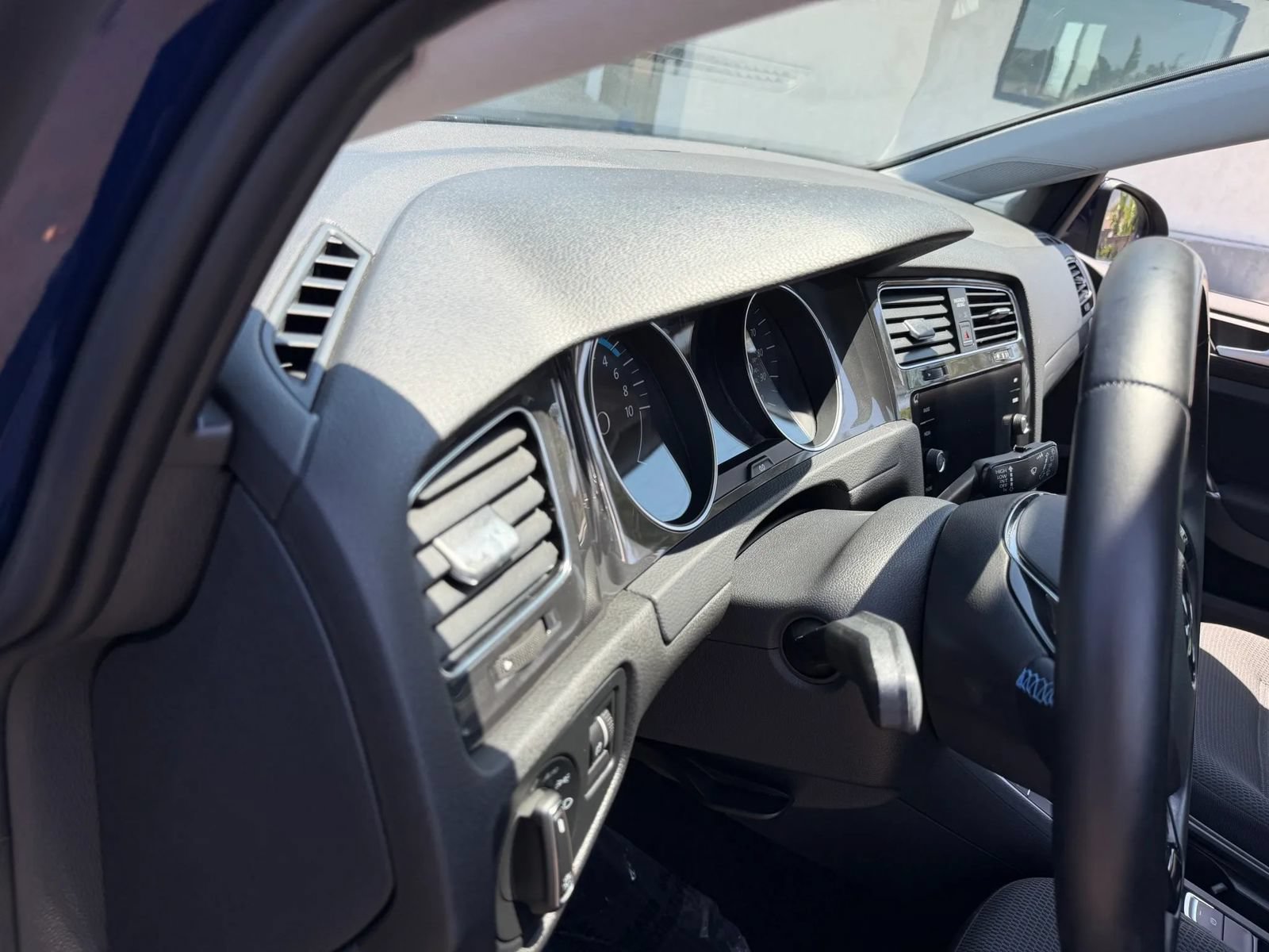 Used 2017 Volkswagen e-Golf SE FWD image 11