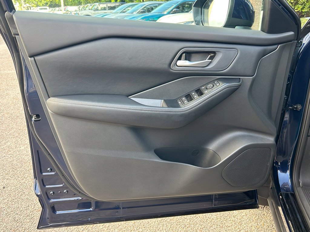 Used 2025 Nissan Rogue SV FWD image 33