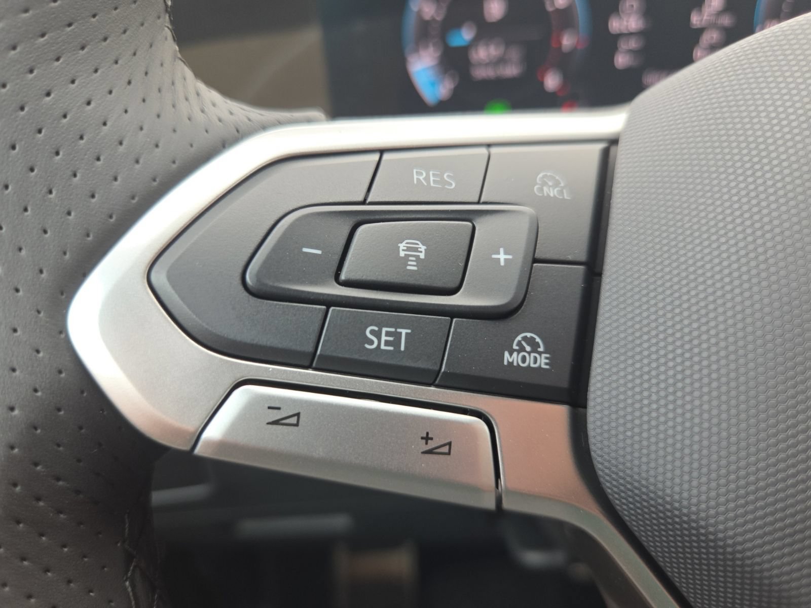 New 2026 Volkswagen Tiguan SEL R-Line AWD/4WD image 22