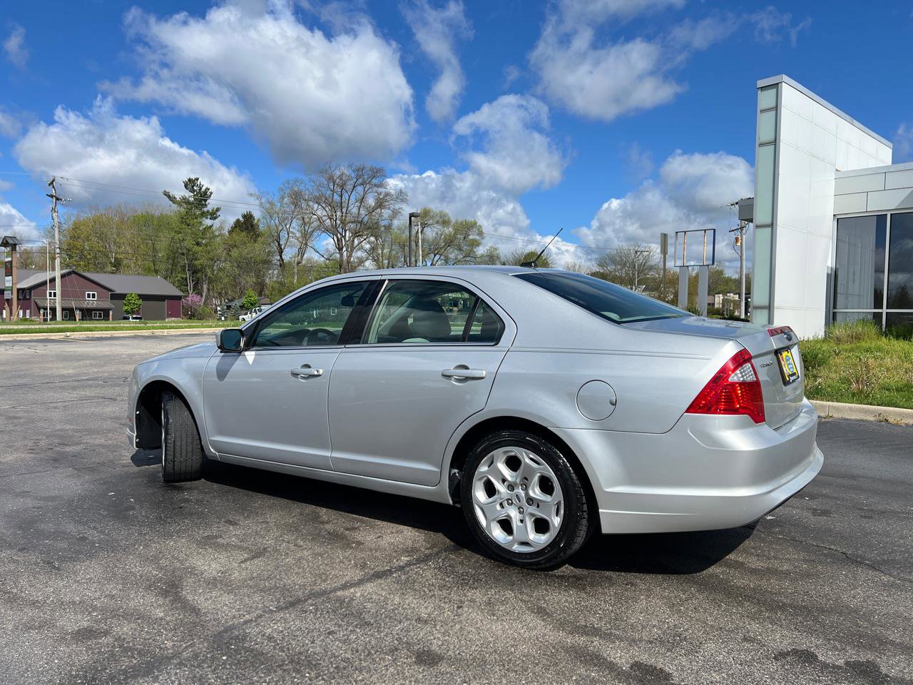 Used 2010 Ford Fusion SE FWD image 4