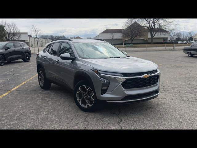 Certified 2025 Chevrolet Trax LT w/ Driver Confidence Package image 3