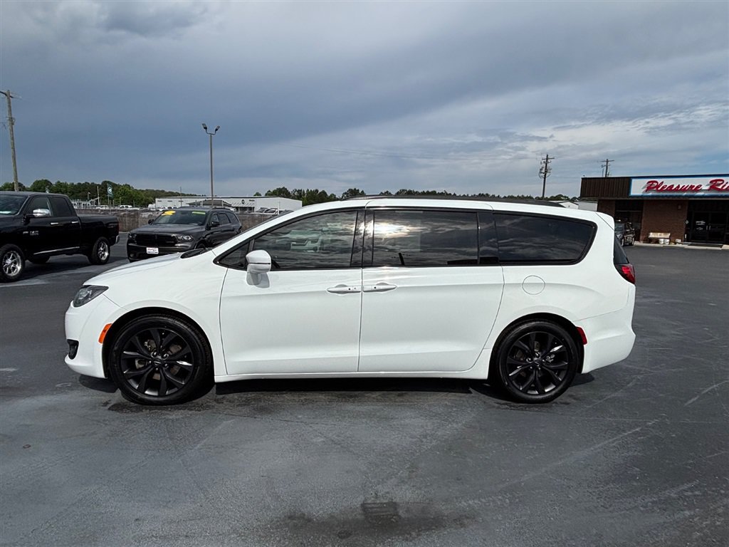 Used 2020 Chrysler Pacifica Limited w/ S Appearance Package FWD image 2