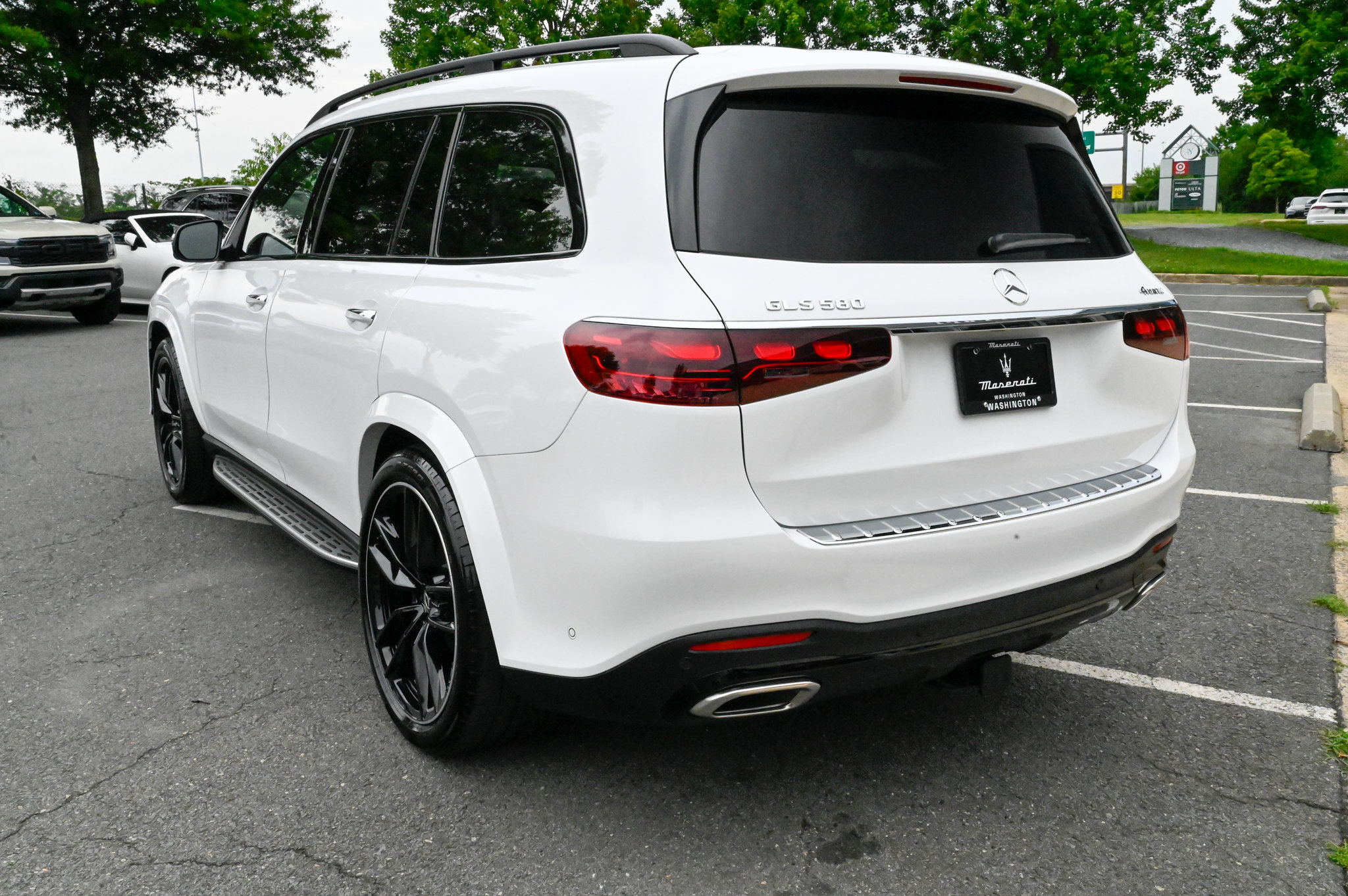 Used 2025 Mercedes-Benz GLS 580 4MATIC image 7