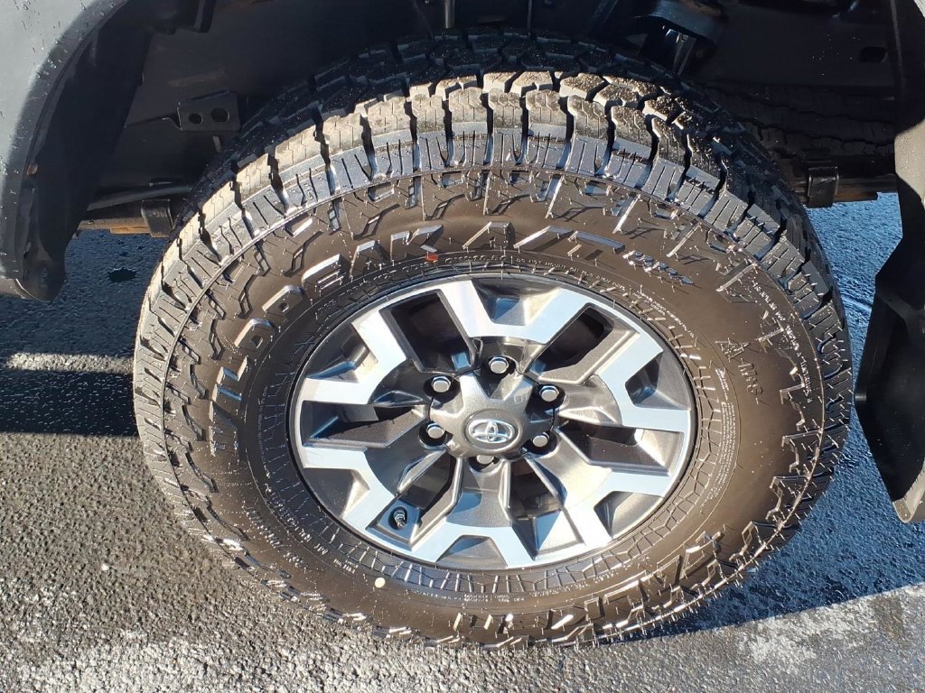 Used 2020 Toyota Tacoma TRD Off-Road w/ Technology Package AWD/4WD image 9
