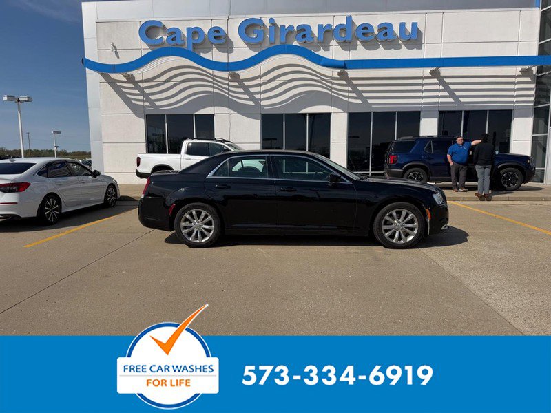 Used 2018 Chrysler 300 Touring AWD/4WD image 1