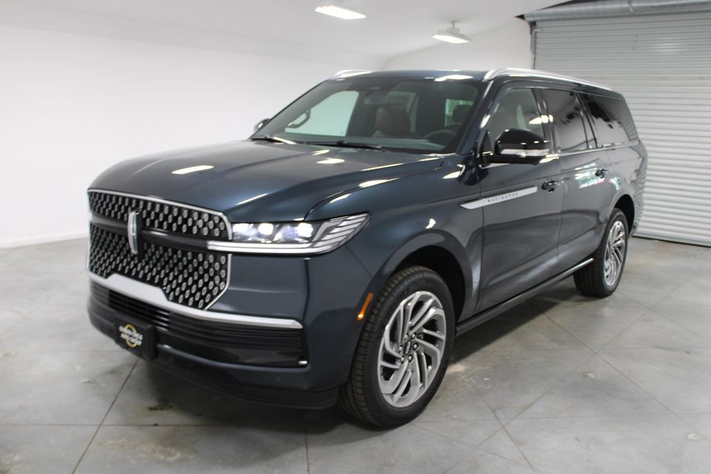 New 2026 Lincoln Navigator L Reserve AWD/4WD image 3