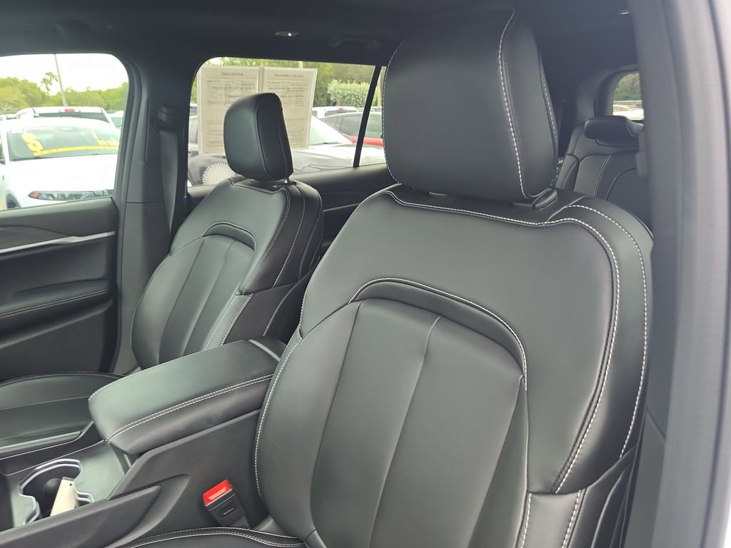 Used 2025 Jeep Grand Cherokee L Limited w/ Black Appearance Package image 20