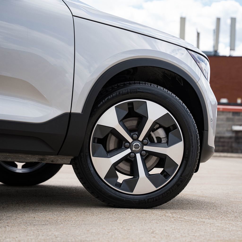 Certified 2025 Volvo XC40 B5 Plus image 7