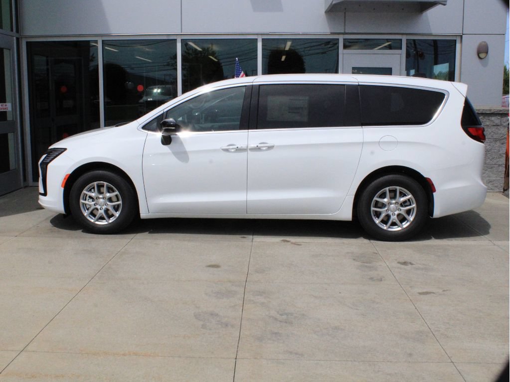 New 2027 Chrysler Pacifica Select w/ Family Tech Group FWD image 5