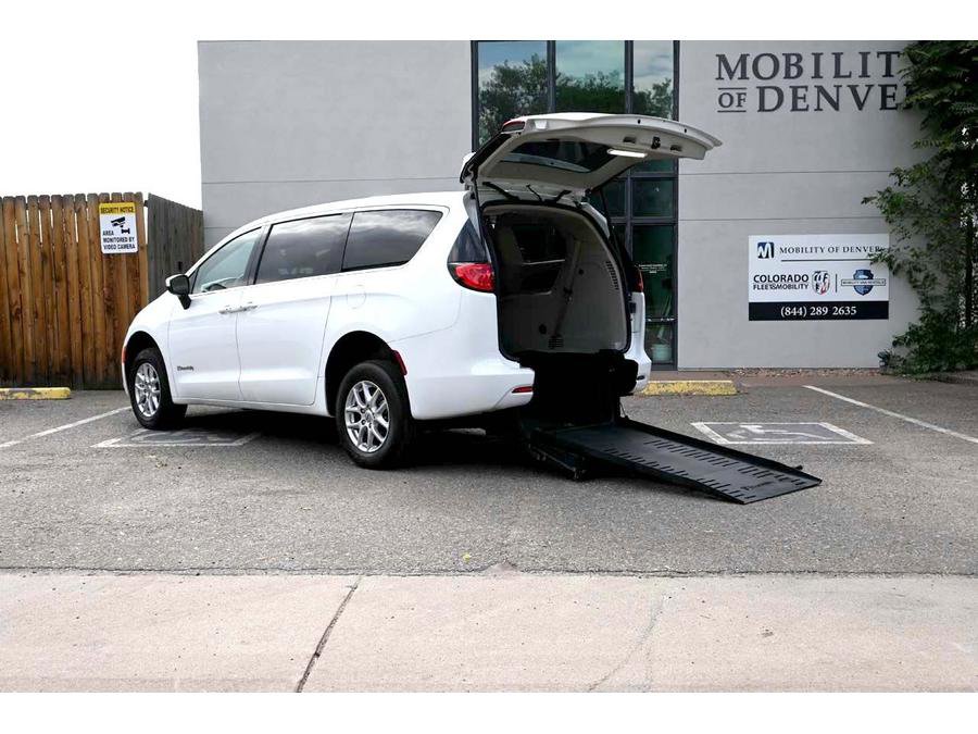 Used 2023 Chrysler Voyager LX image 2