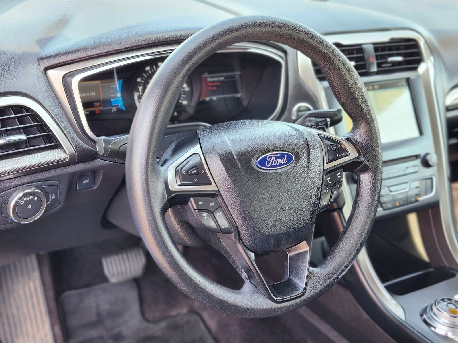 Used 2017 Ford Fusion SE w/ Fusion SE Technology Package FWD image 20