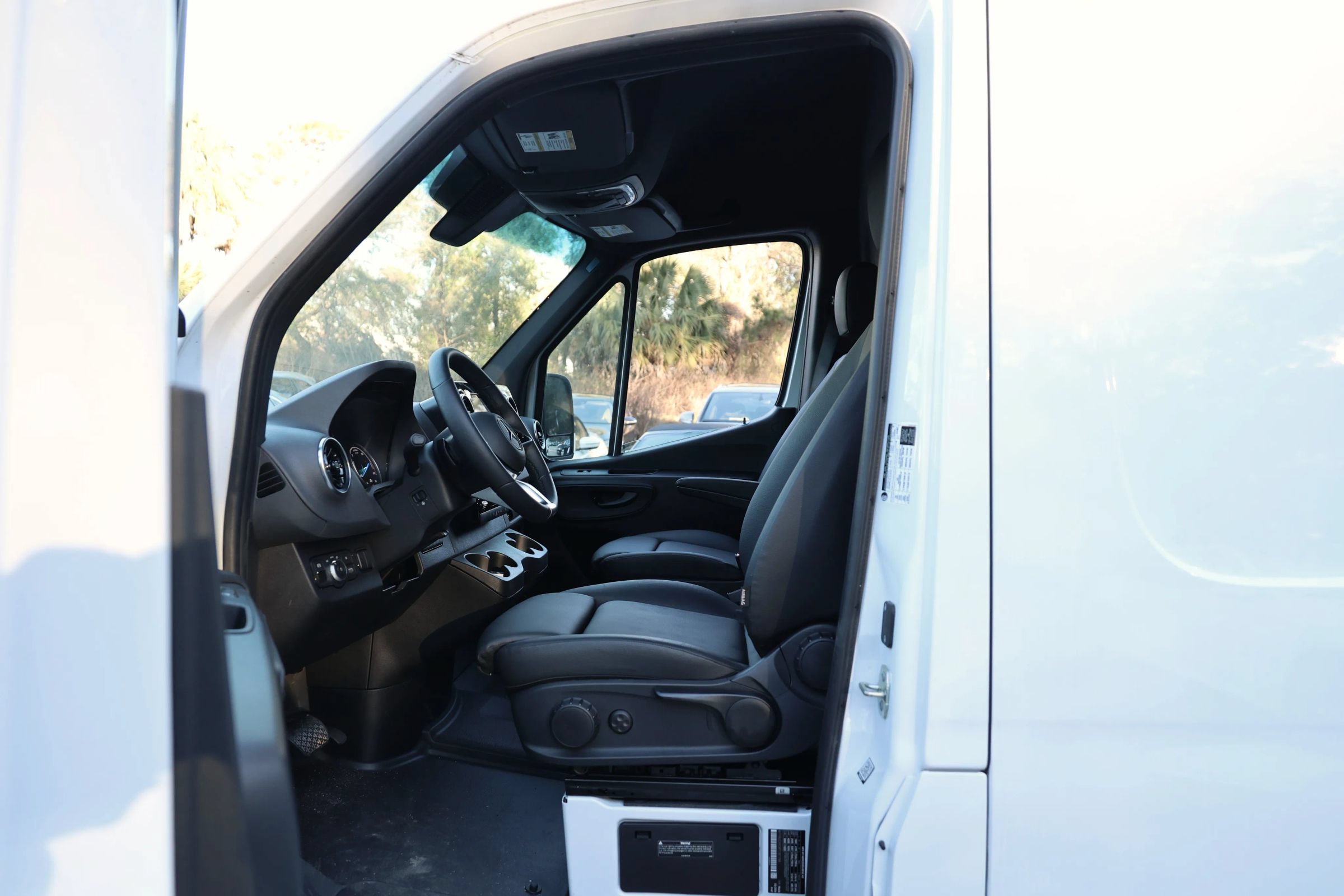 Used 2024 Mercedes-Benz eSprinter 170 Cargo image 2