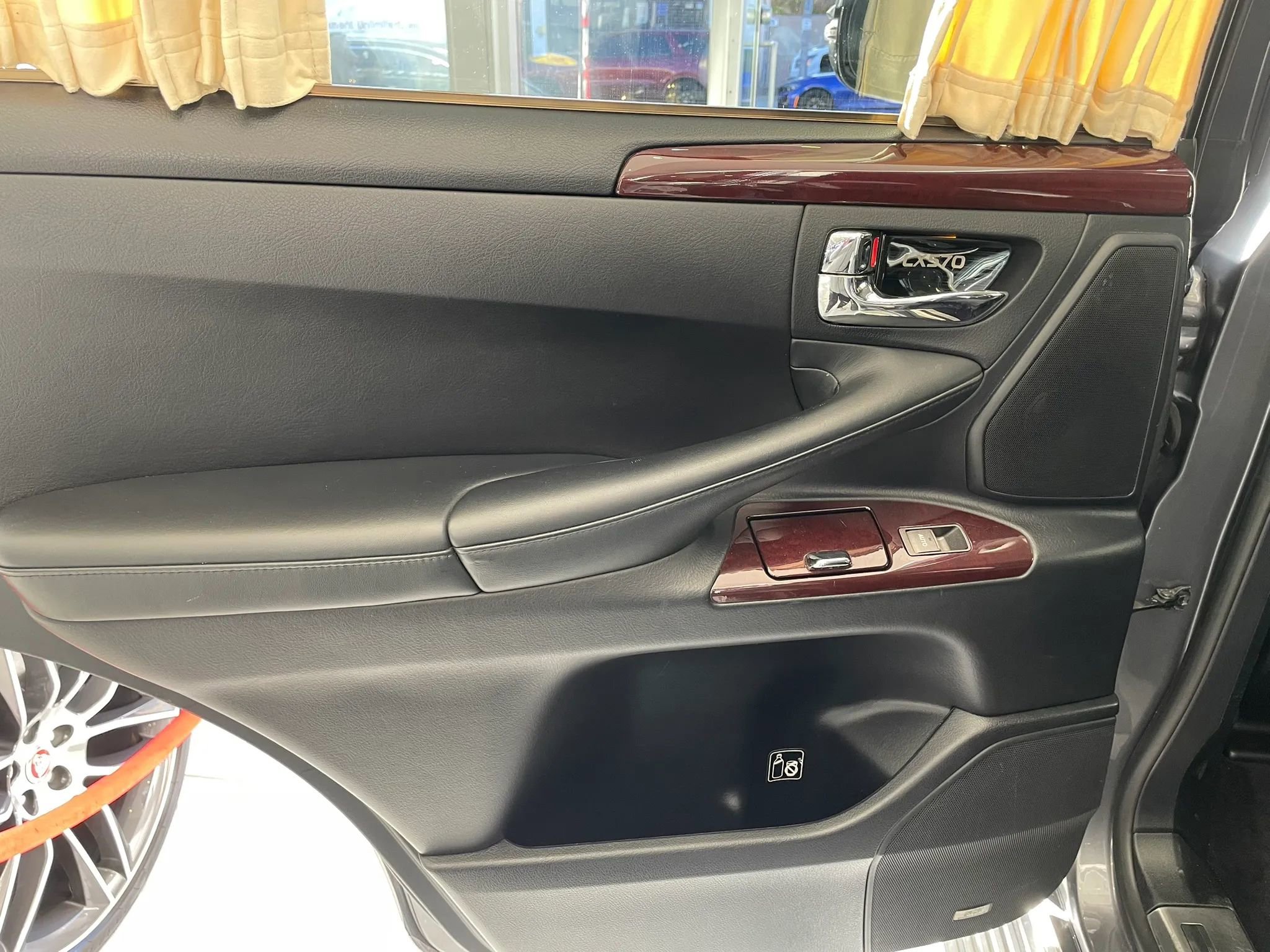 Used 2013 Lexus LX 570 4WD w/ Luxury Pkg image 21