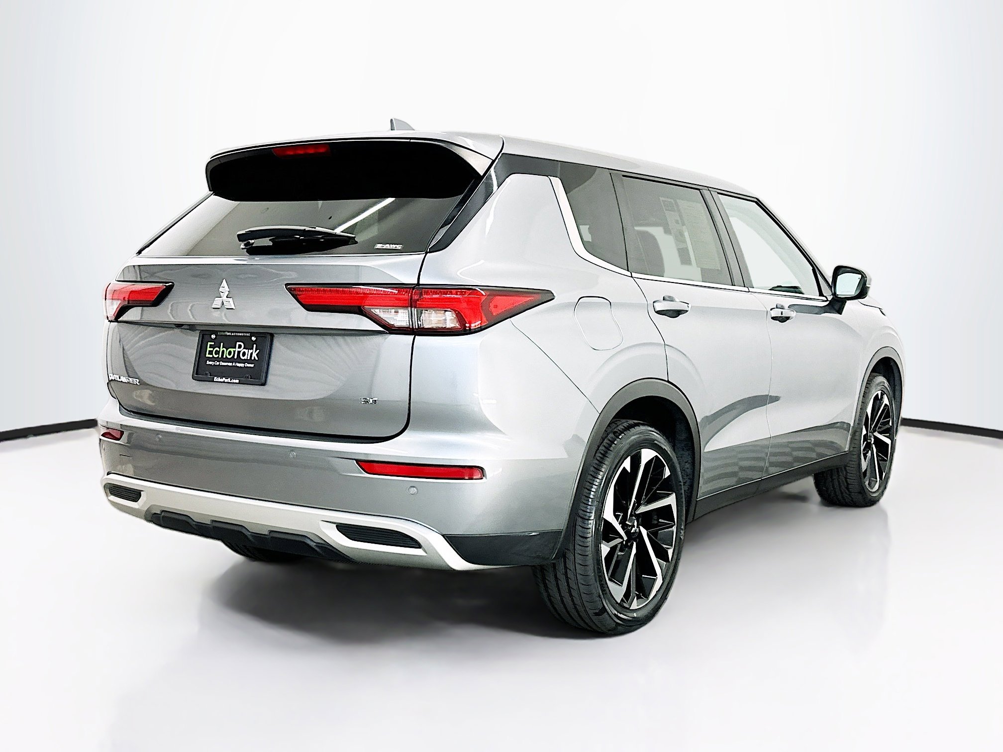 Used 2024 Mitsubishi Outlander SE image 9