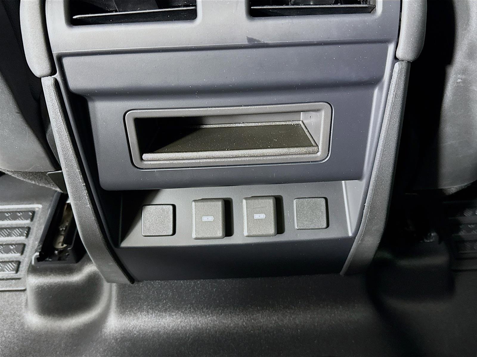 Used 2024 Land Rover Defender 110 X-Dynamic SE image 29