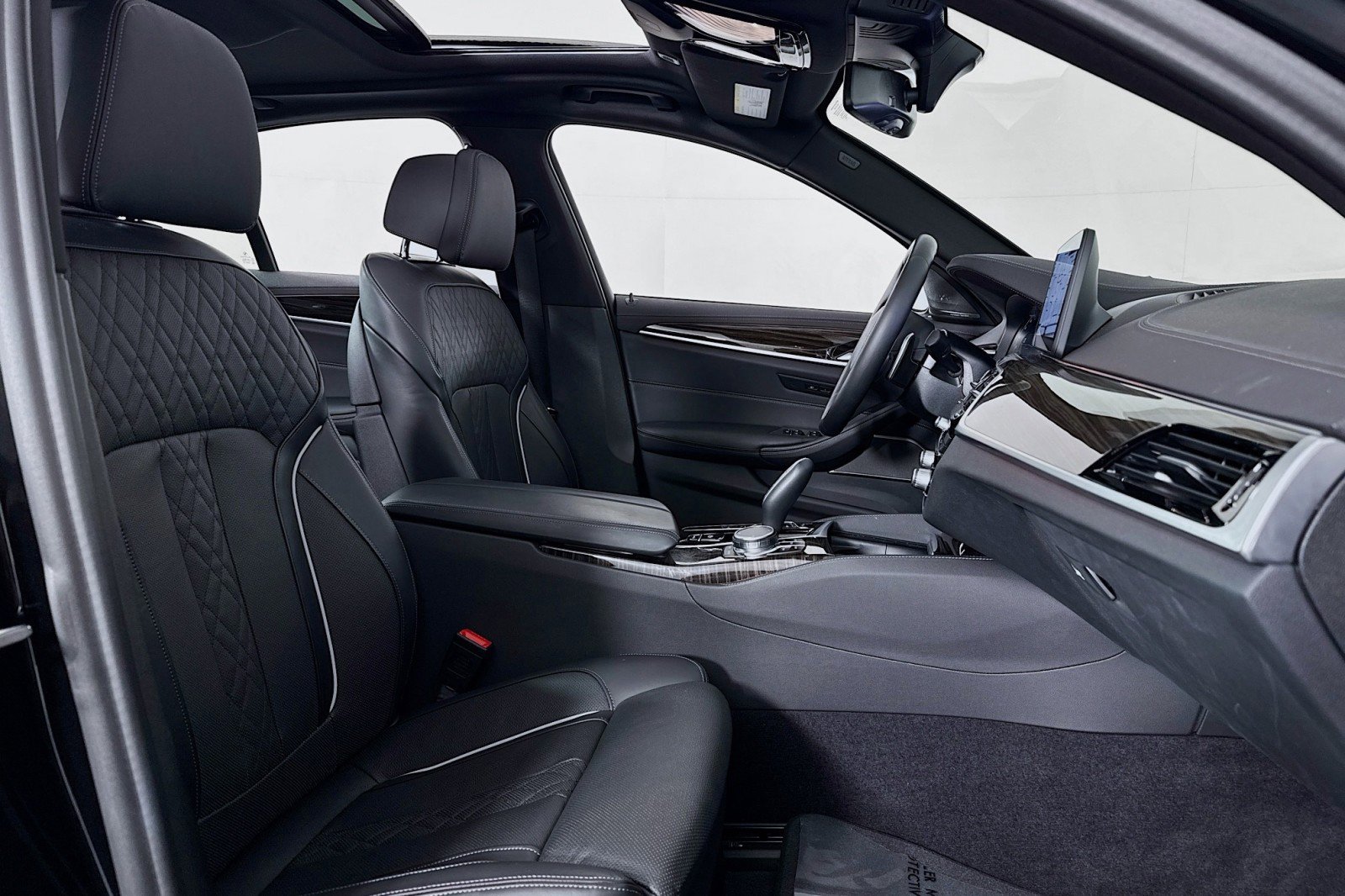 Used 2023 BMW M550i xDrive image 7