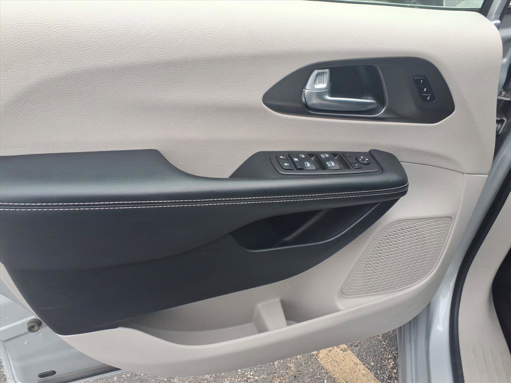 Used 2024 Chrysler Pacifica Touring-L image 22