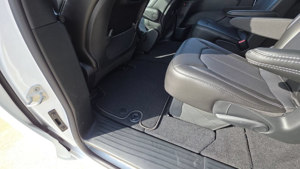 New 2027 Chrysler Pacifica Select FWD image 20