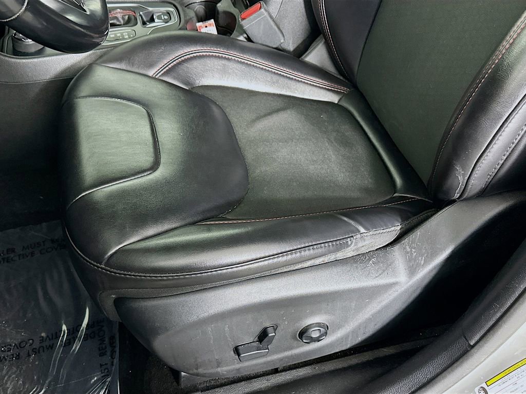 Used 2019 Jeep Cherokee Trailhawk w/ Cold Weather Group image 27