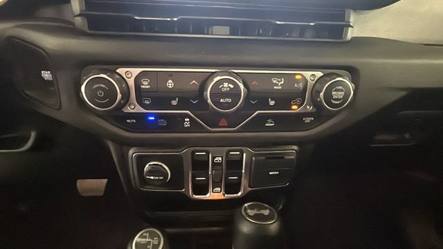 Used 2024 Jeep Wrangler Unlimited w/ Convenience Group AWD/4WD image 21