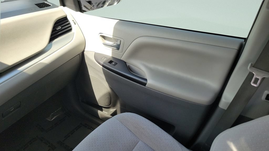 Used 2020 Toyota Sienna LE FWD image 13