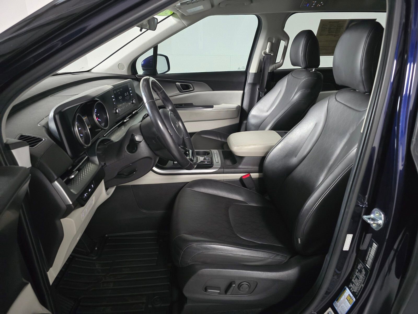 Used 2023 Kia Carnival LX image 14