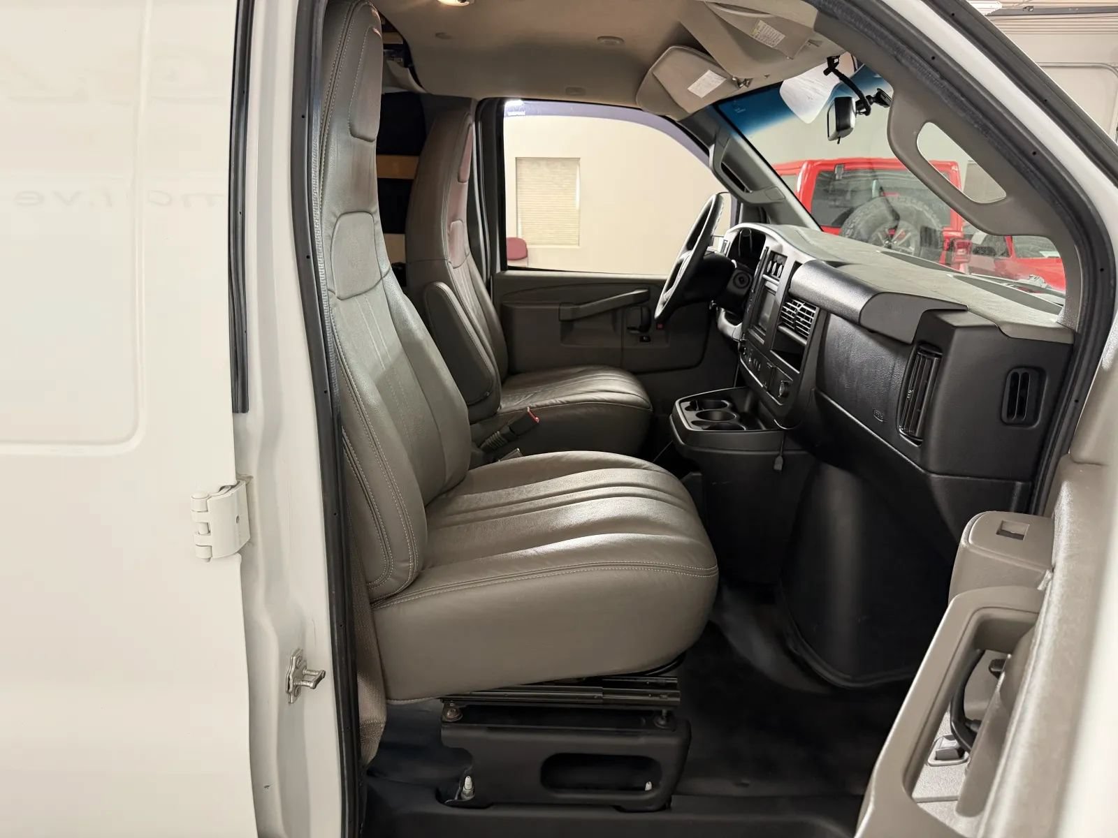 Used 2018 Chevrolet Express 2500 RWD image 28