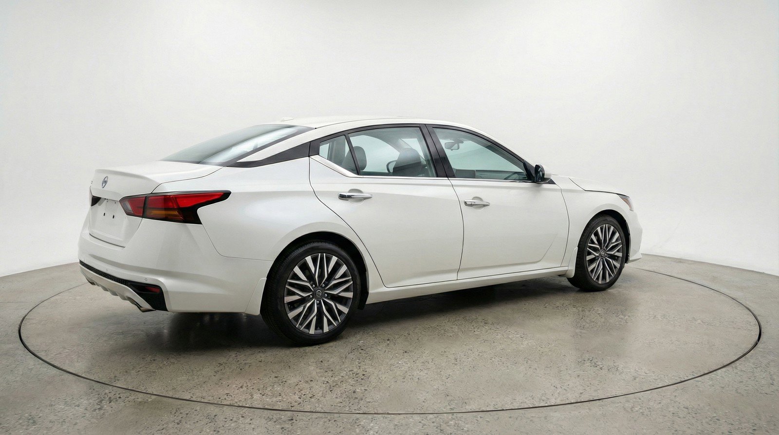 Used 2025 Nissan Altima 2.5 SV FWD image 9