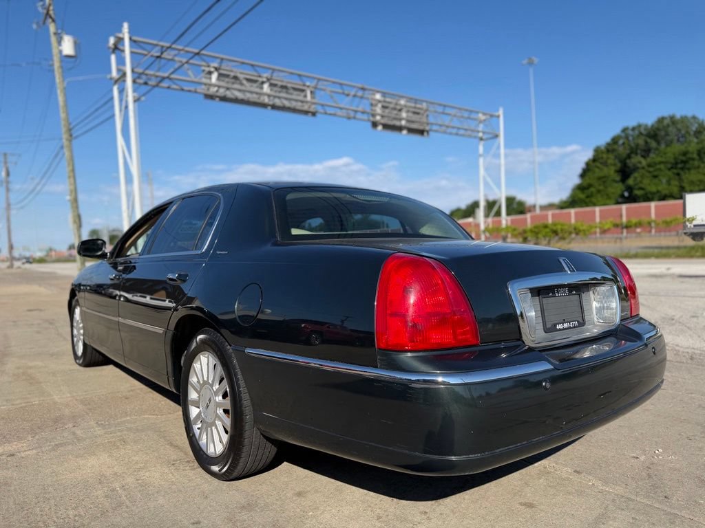 Used 2003 Lincoln Town Car Signature RWD image 7