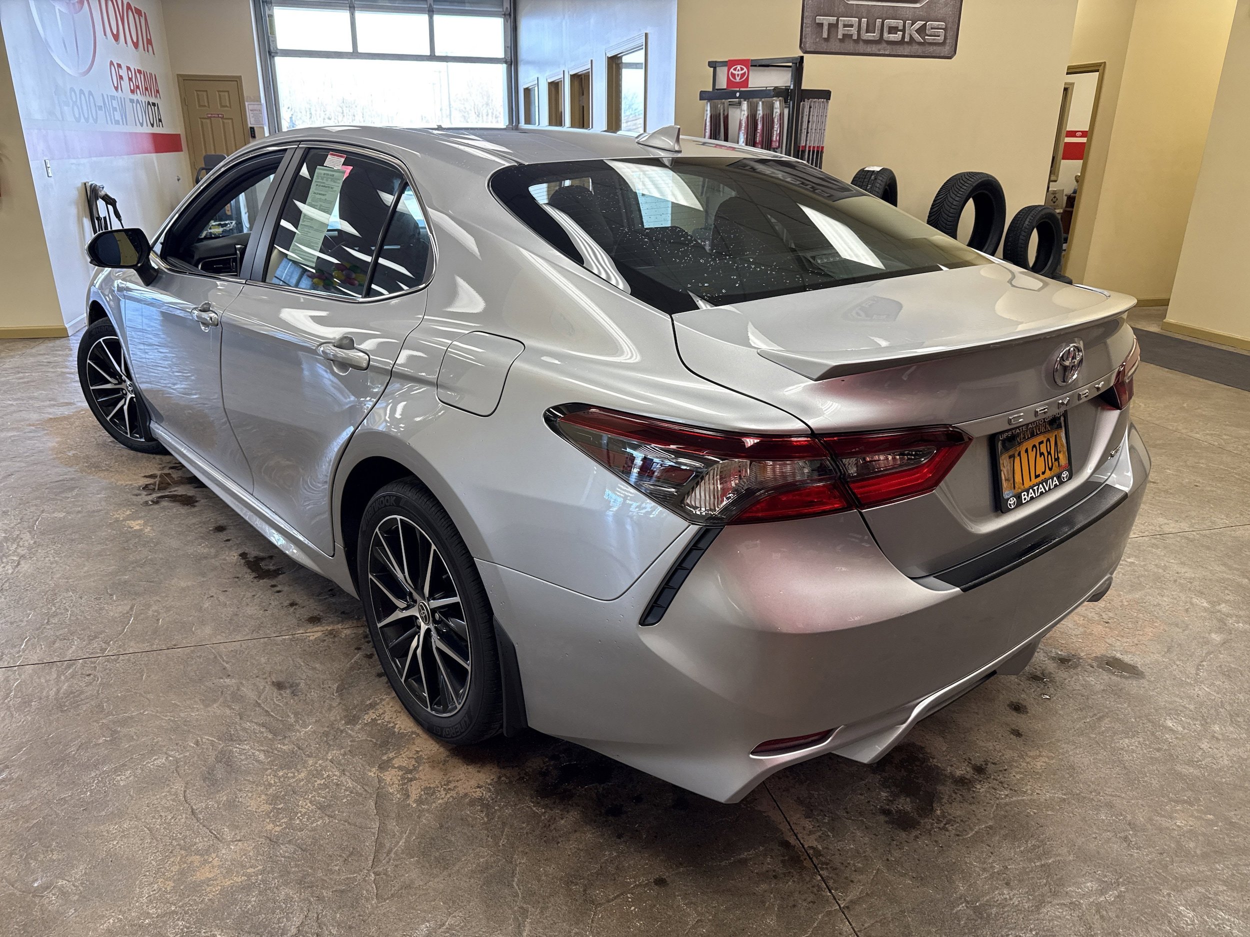 Used 2023 Toyota Camry SE w/ Convenience Package FWD image 7