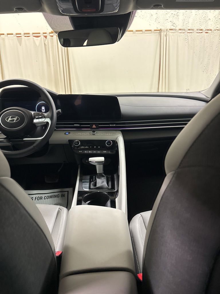 Used 2025 Hyundai Elantra Limited image 19
