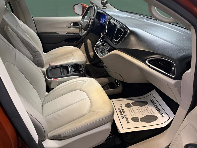 Used 2018 Chrysler Pacifica Touring-L FWD image 19
