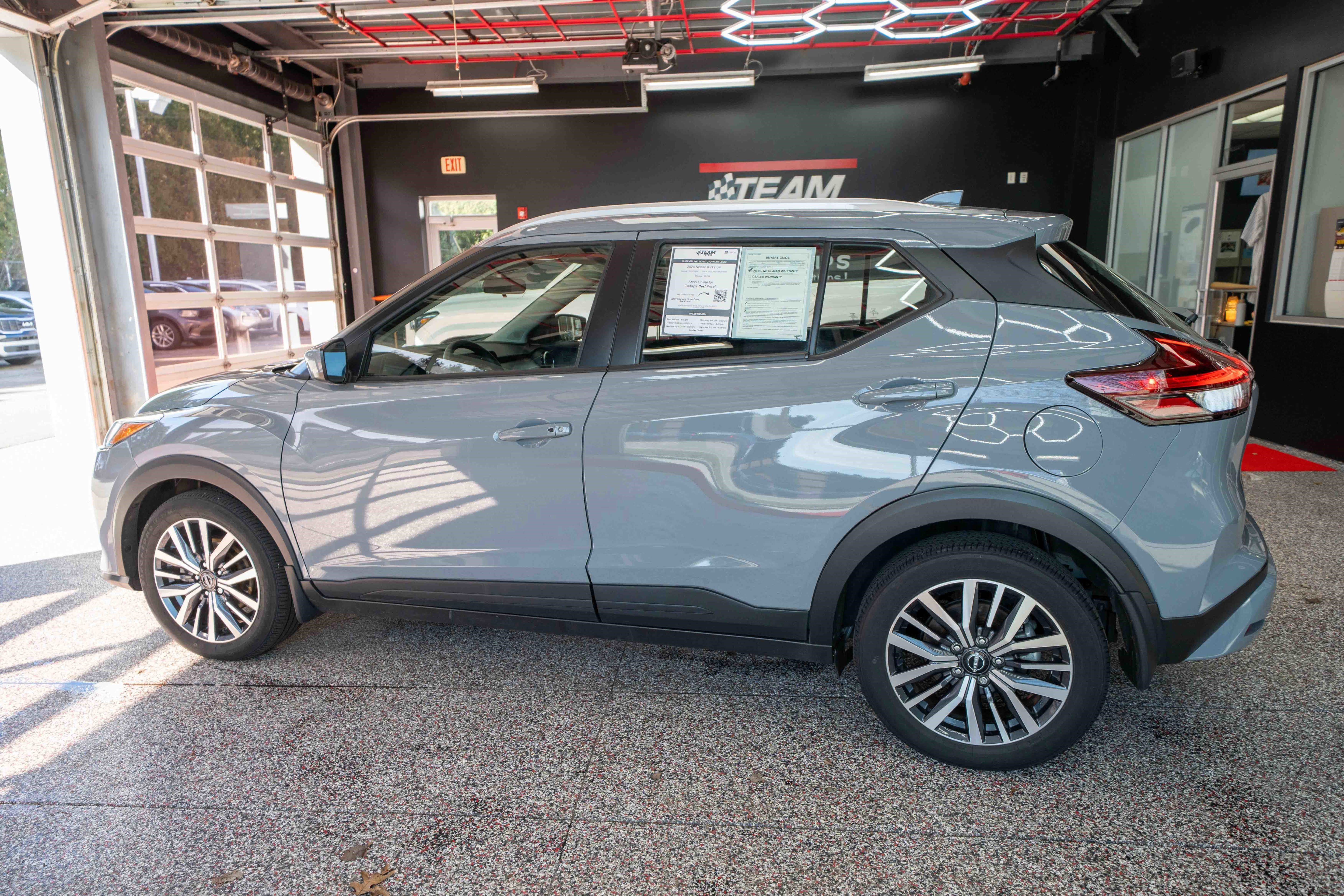 Used 2024 Nissan Kicks SV image 2