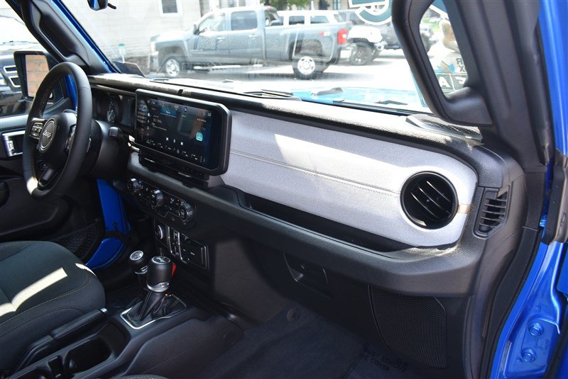 Used 2024 Jeep Wrangler Unlimited w/ Convenience Group AWD/4WD image 28