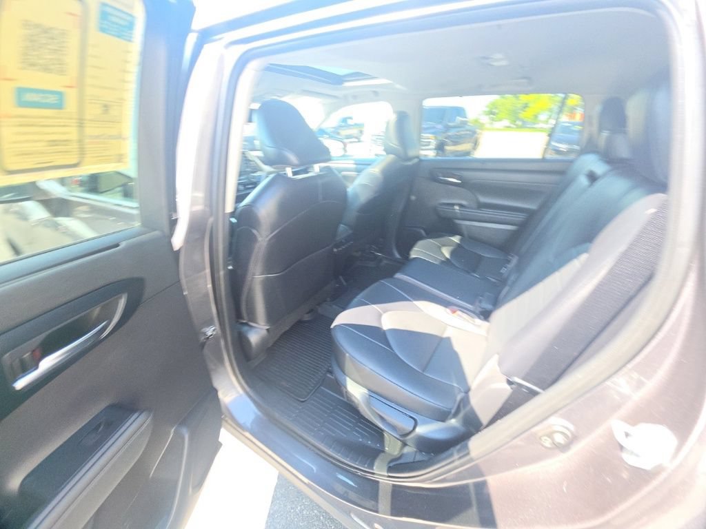 Used 2022 Toyota Highlander XLE AWD/4WD image 26