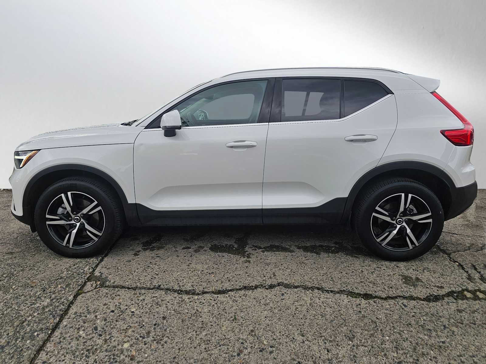 Certified 2025 Volvo XC40 B5 Core w/ Protection Package Premier image 6