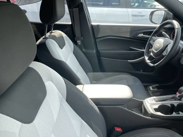 Used 2025 Chevrolet Trax RS FWD image 12